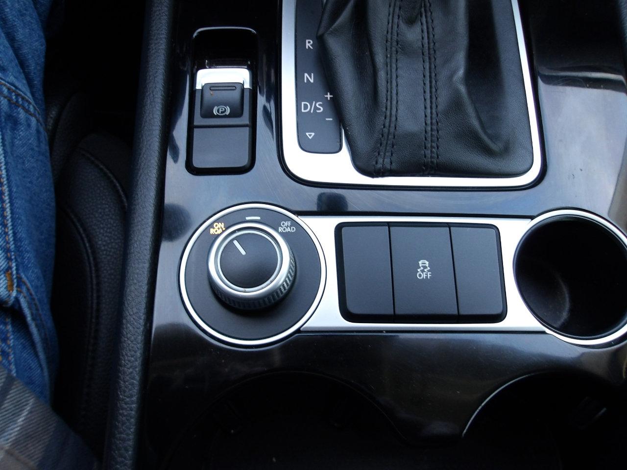 Used 2015 Volkswagen Touareg Sport image 21