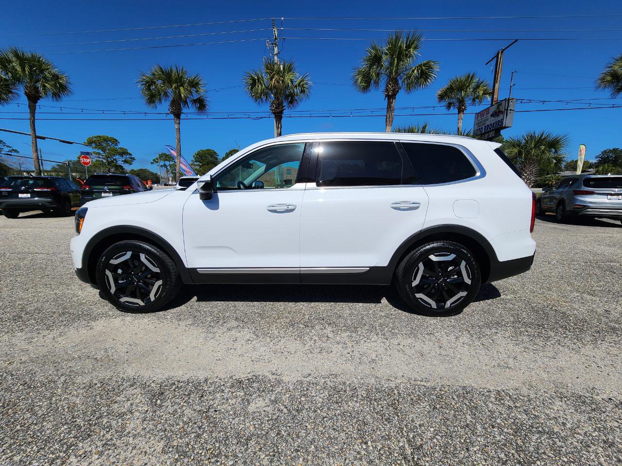Used 2023 Kia Telluride S AWD/4WD image 2