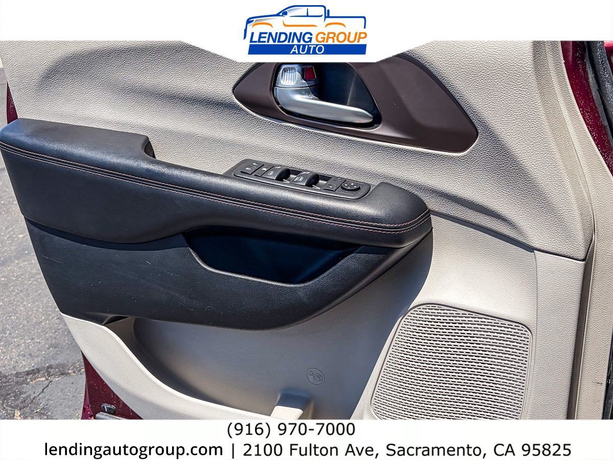 Used 2018 Chrysler Pacifica Touring-L FWD image 20