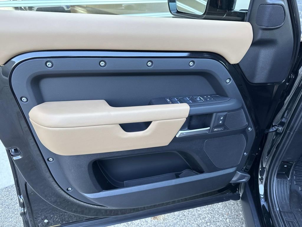 New 2026 Land Rover Defender 110 X-Dynamic SE image 18