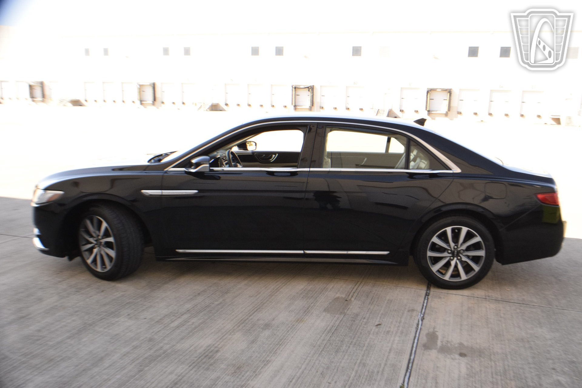 Used 2018 Lincoln Continental Premiere image 3