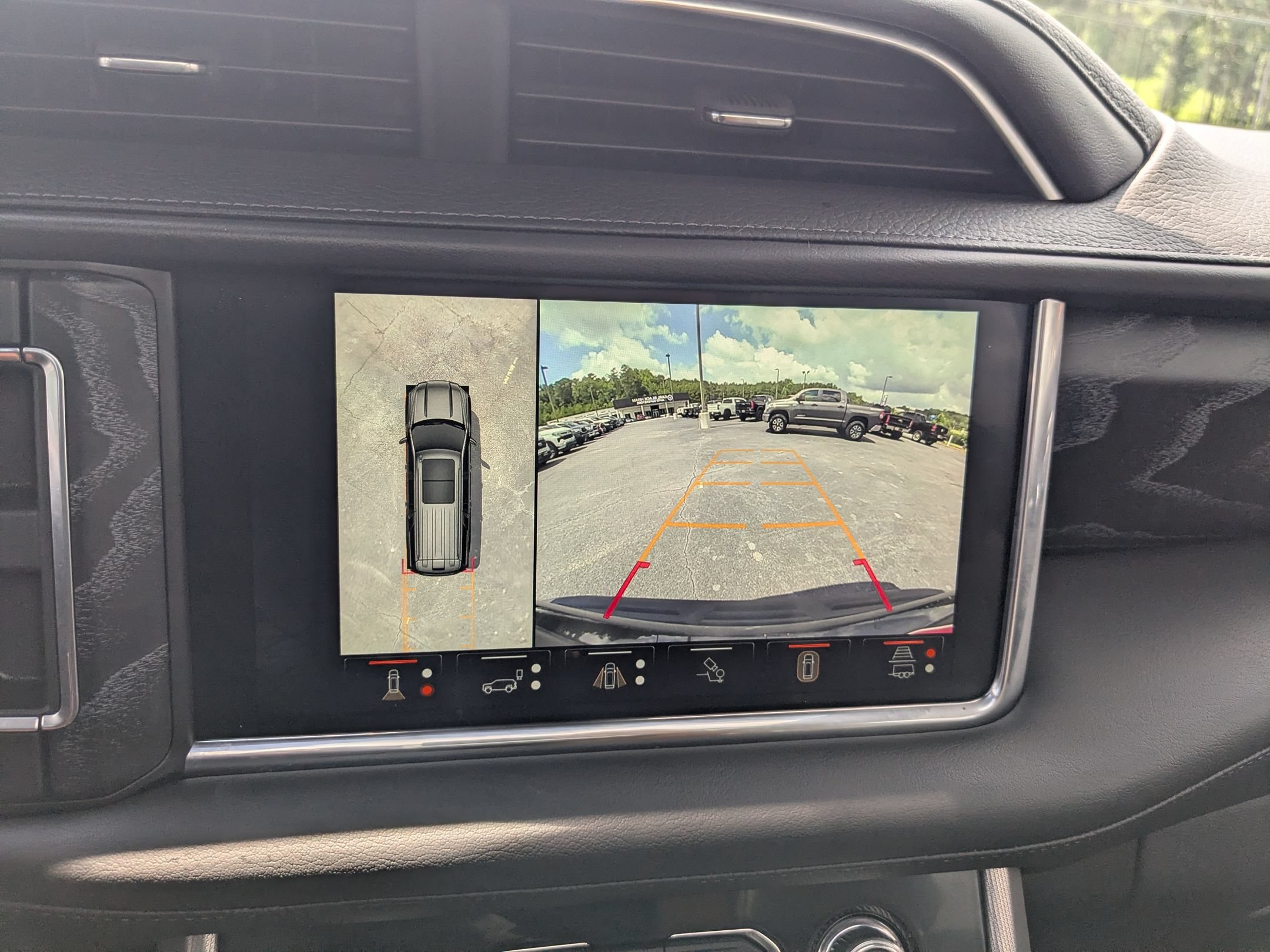 Used 2024 GMC Yukon Denali w/ Advanced Technology Package AWD/4WD image 18