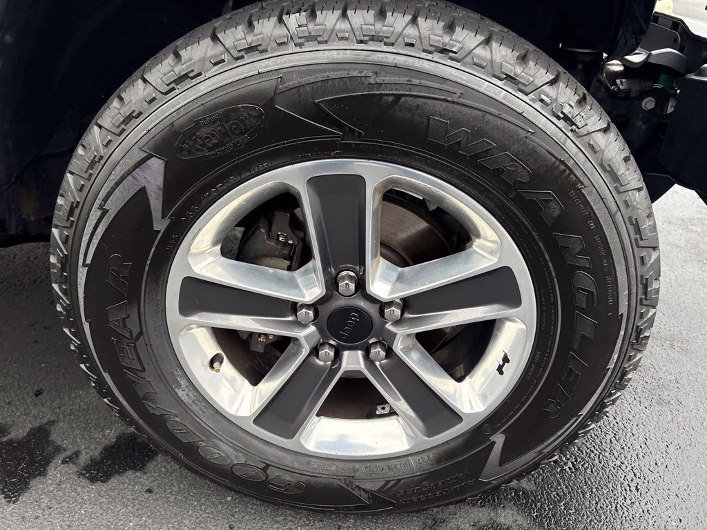 Used 2018 Jeep Wrangler Unlimited Sahara AWD/4WD image 13