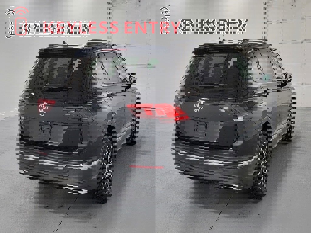 Used 2021 Volkswagen Tiguan SE w/ Panoramic Sunroof Package FWD image 9