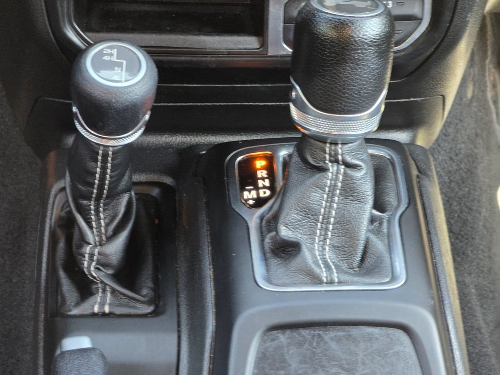 Used 2022 Jeep Wrangler Unlimited Sahara AWD/4WD image 35
