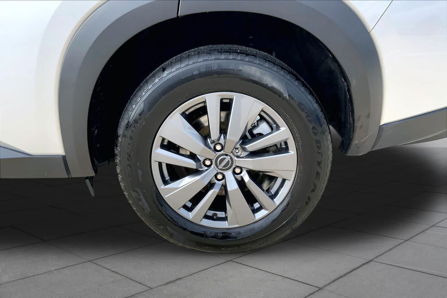 Used 2024 Nissan Pathfinder SV FWD image 11