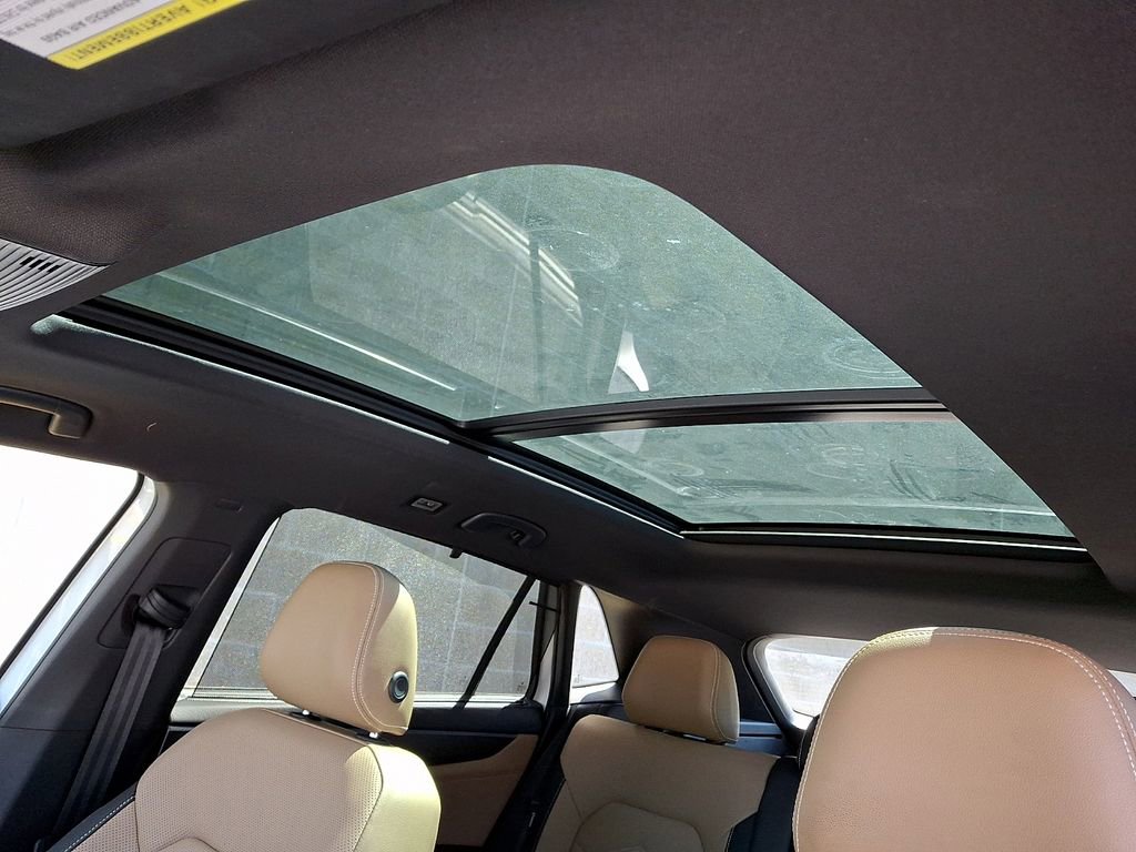 Certified 2025 Volkswagen Atlas Cross Sport SE w/ Panoramic Sunroof Package AWD/4WD image 14