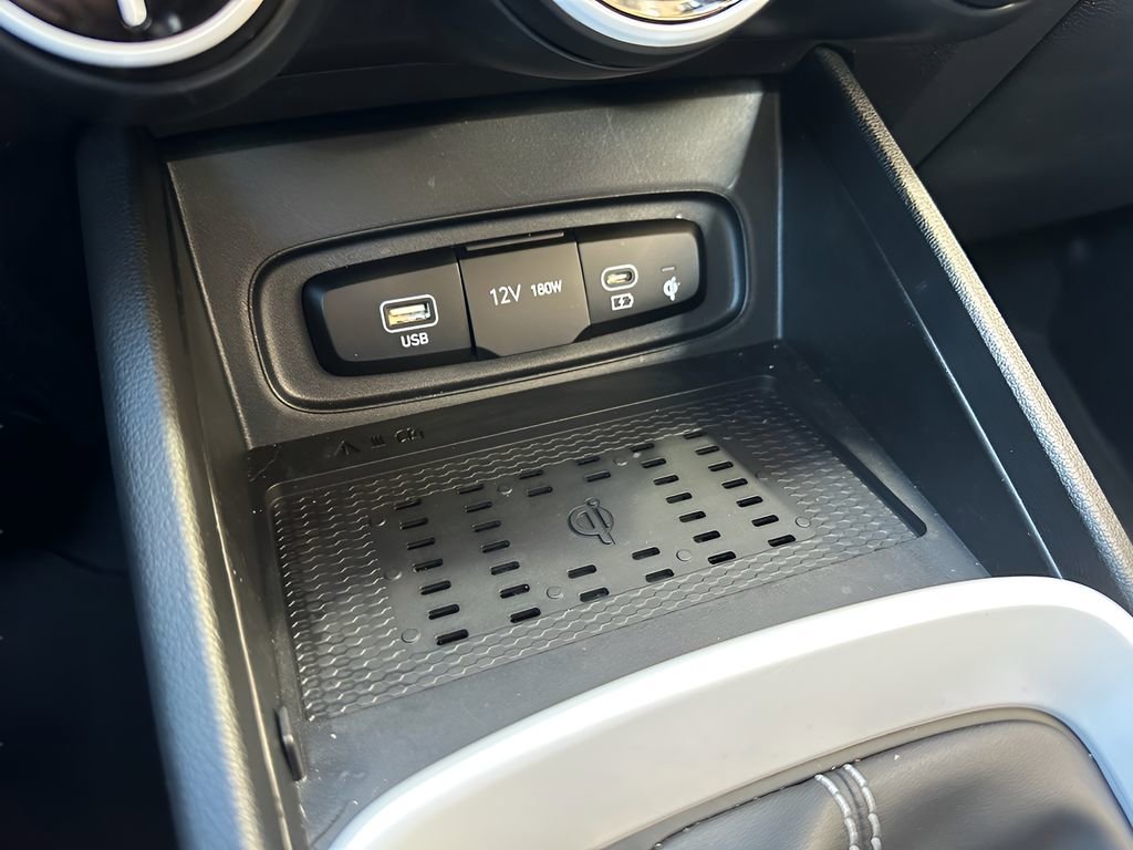 Used 2025 Hyundai Venue Limited image 22