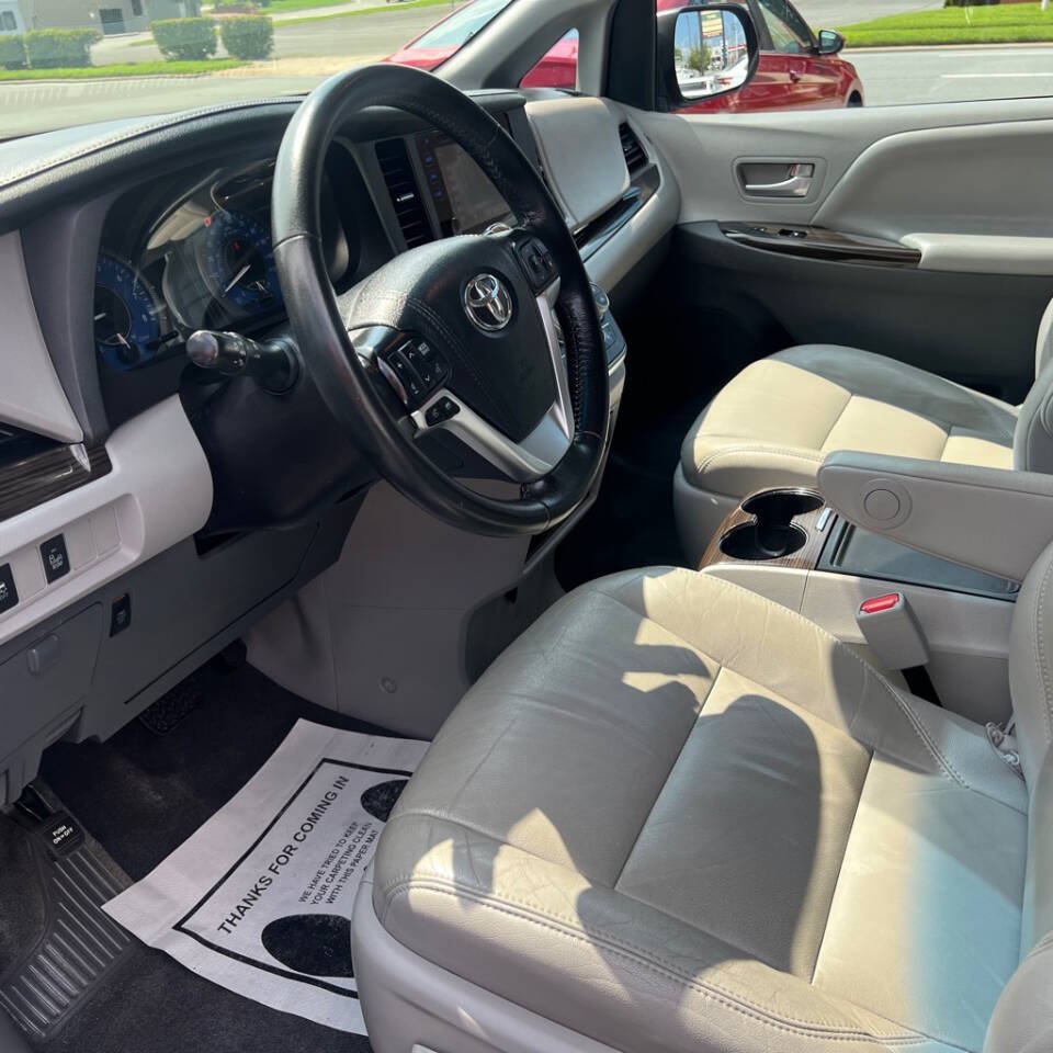 Used 2015 Toyota Sienna XLE FWD image 6