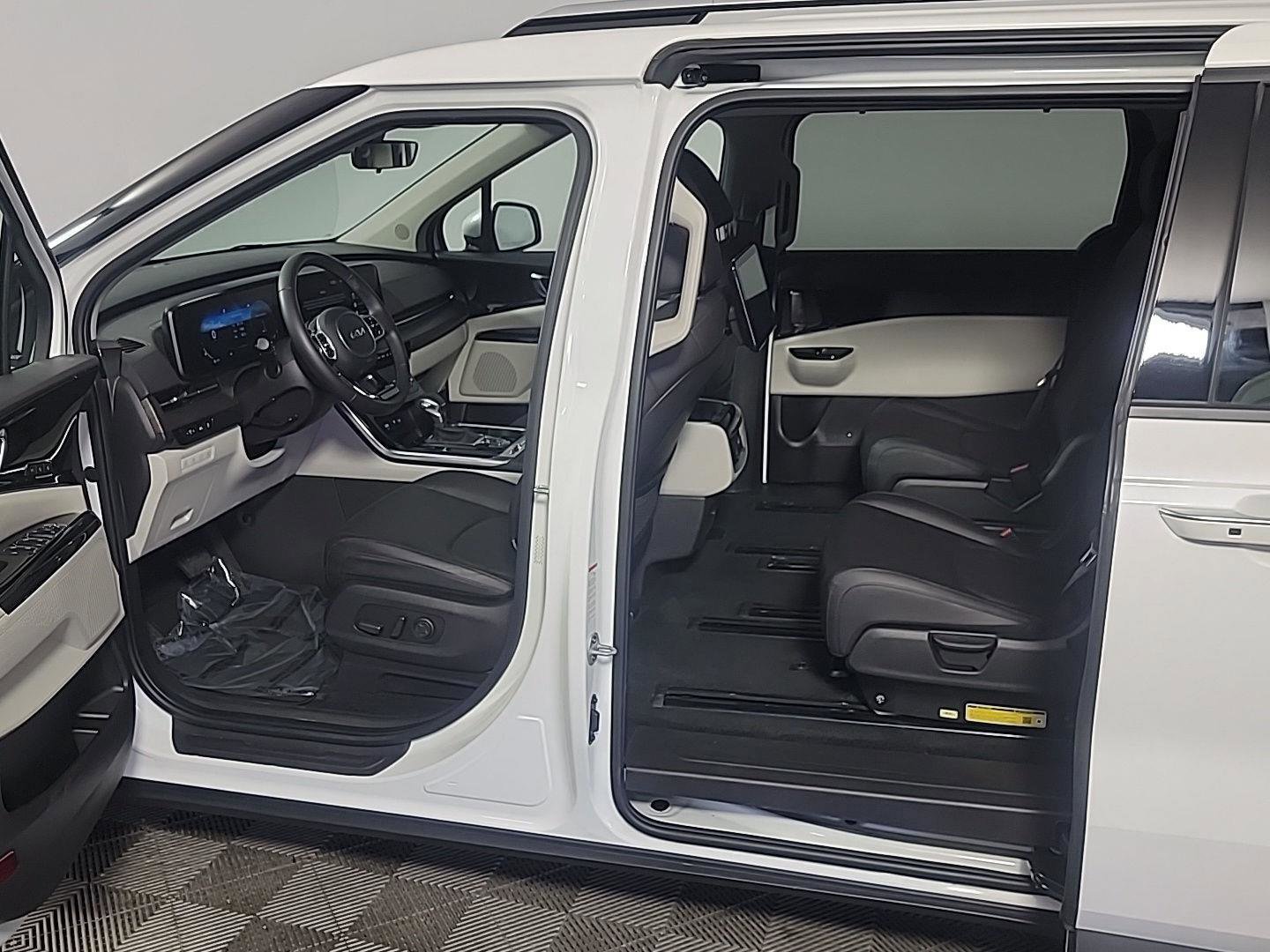 Used 2024 Kia Carnival SX image 16