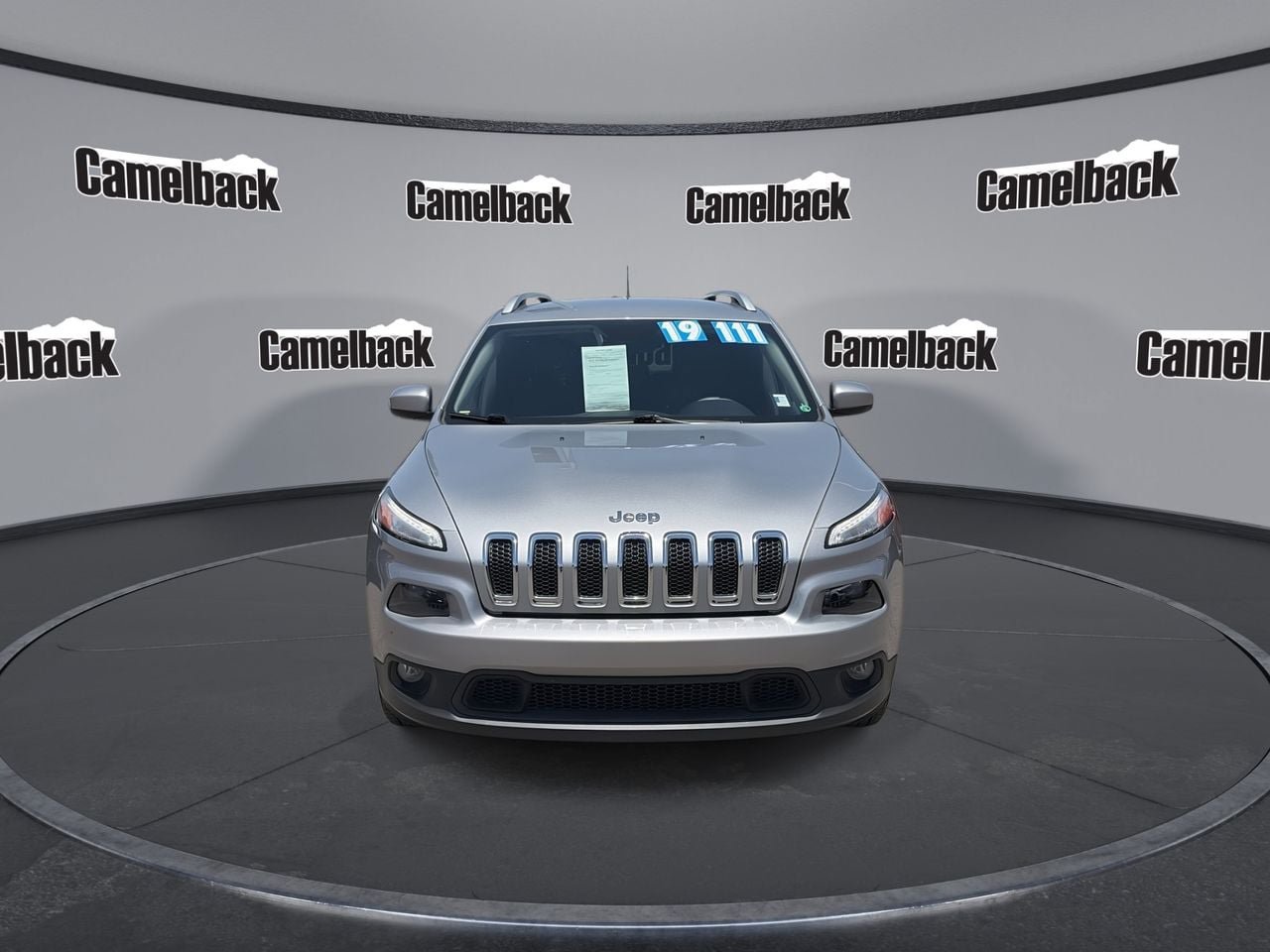 Used 2018 Jeep Cherokee Latitude Plus w/ Comfort/Convenience Group FWD image 2
