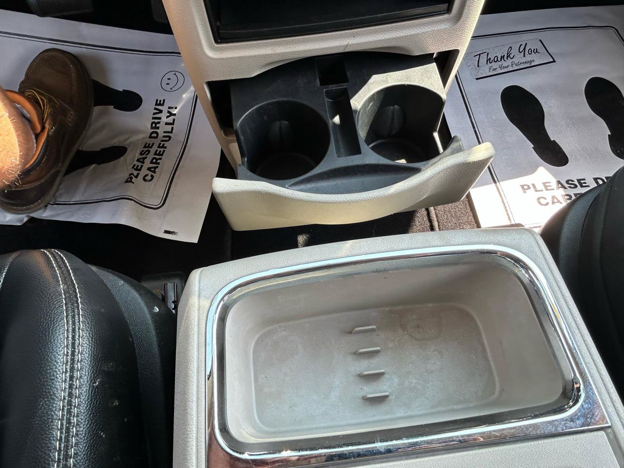Used 2014 Chrysler Town & Country Touring FWD image 23