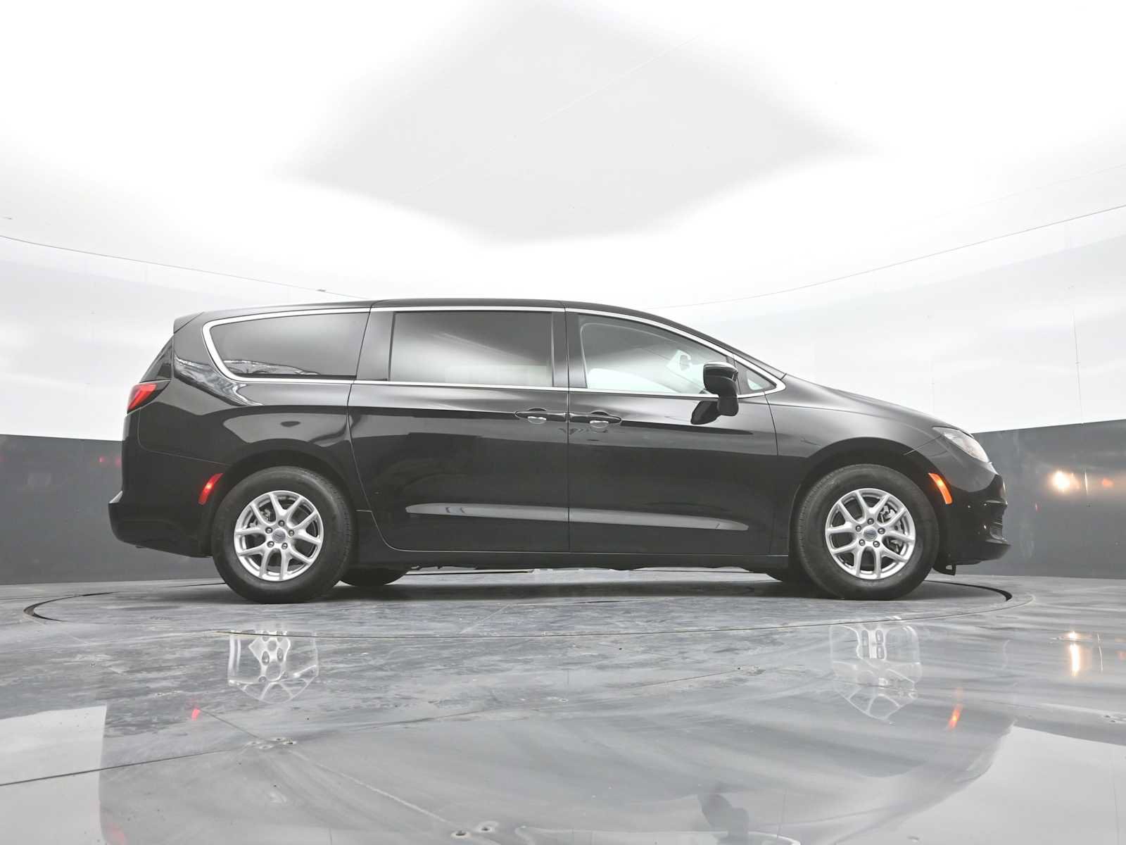 Used 2024 Chrysler Voyager LX FWD image 43