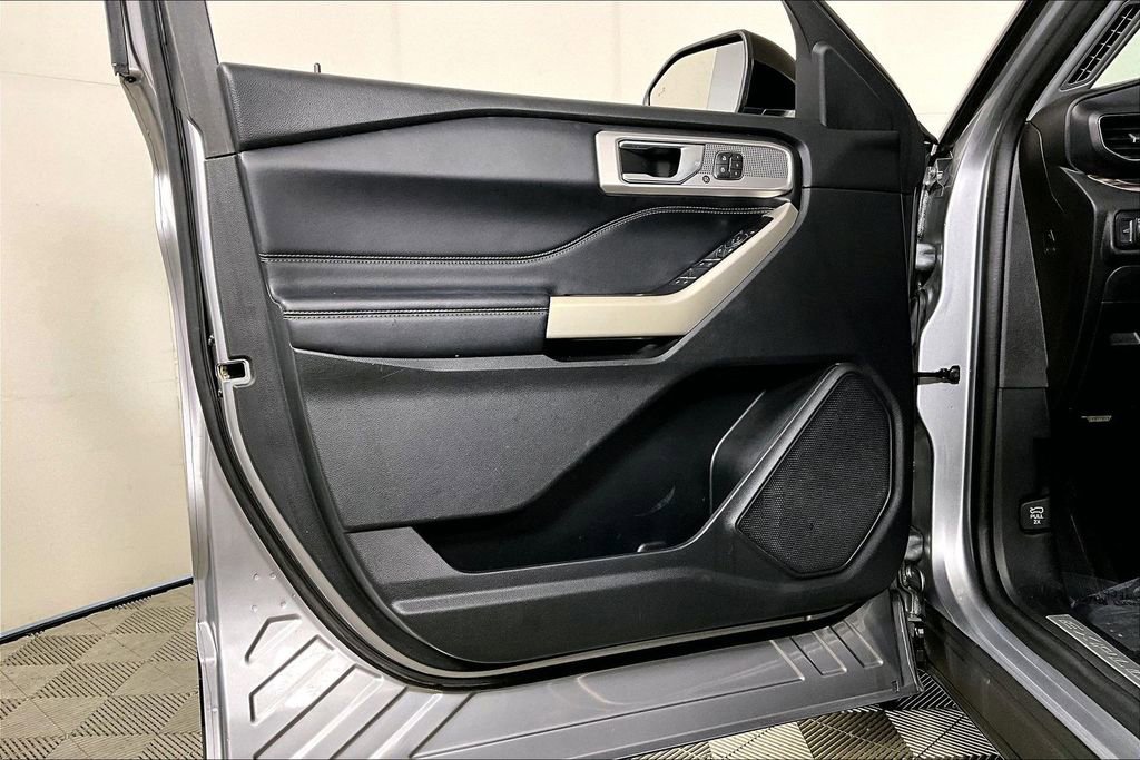 Used 2021 Ford Explorer Limited w/ Equipment Group 301A image 23