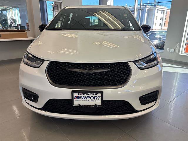 New 2026 Chrysler Pacifica Select image 2