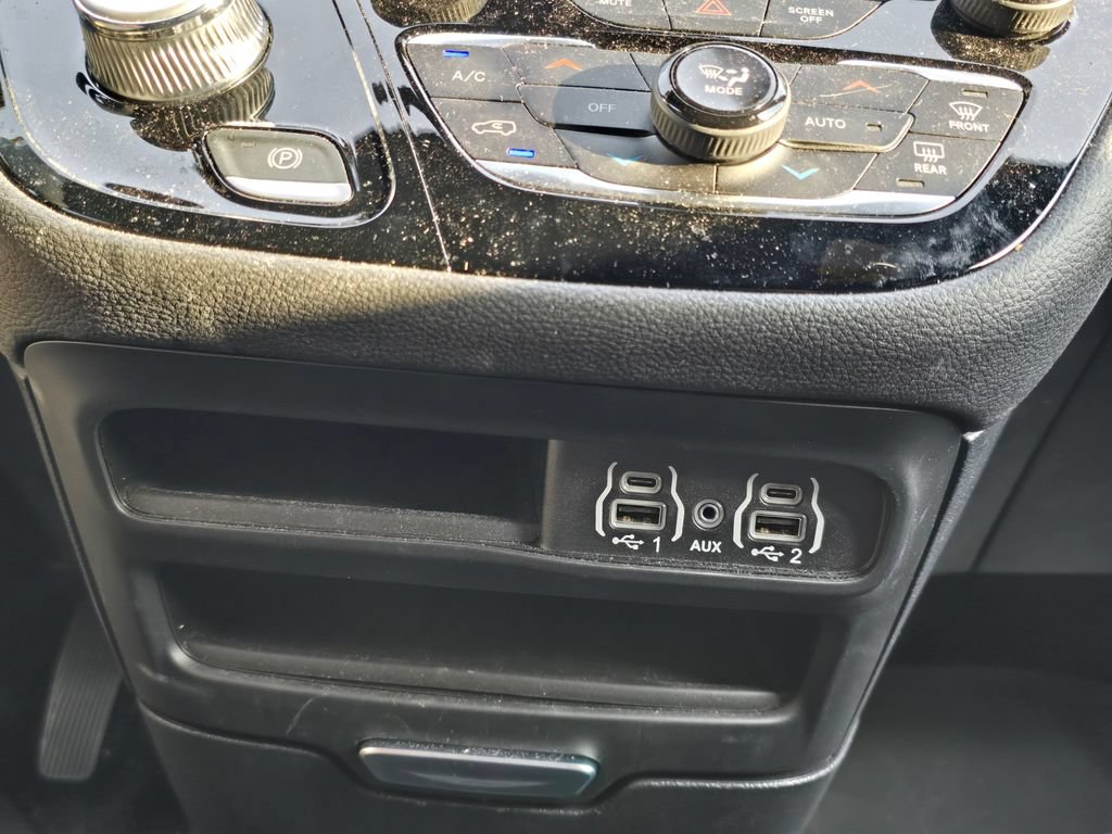 Used 2025 Chrysler Pacifica Select AWD/4WD image 33