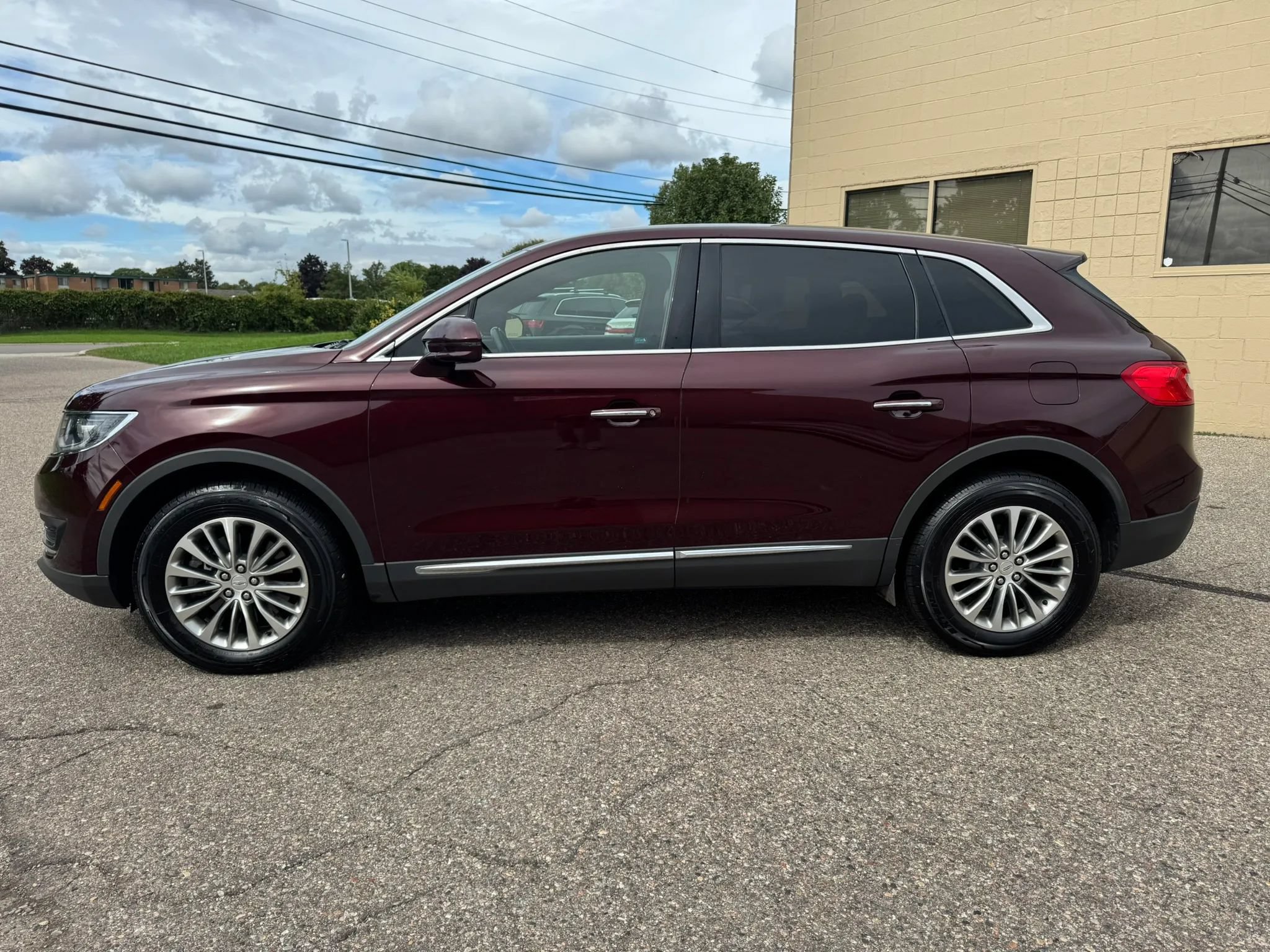 Used 2017 Lincoln MKX Select w/ Select Plus Package AWD/4WD image 5