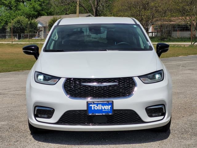 Used 2024 Chrysler Pacifica Touring-L image 3