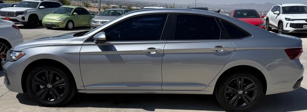 Used 2024 Volkswagen Jetta SE w/ Panoramic Sunroof Package FWD image 7