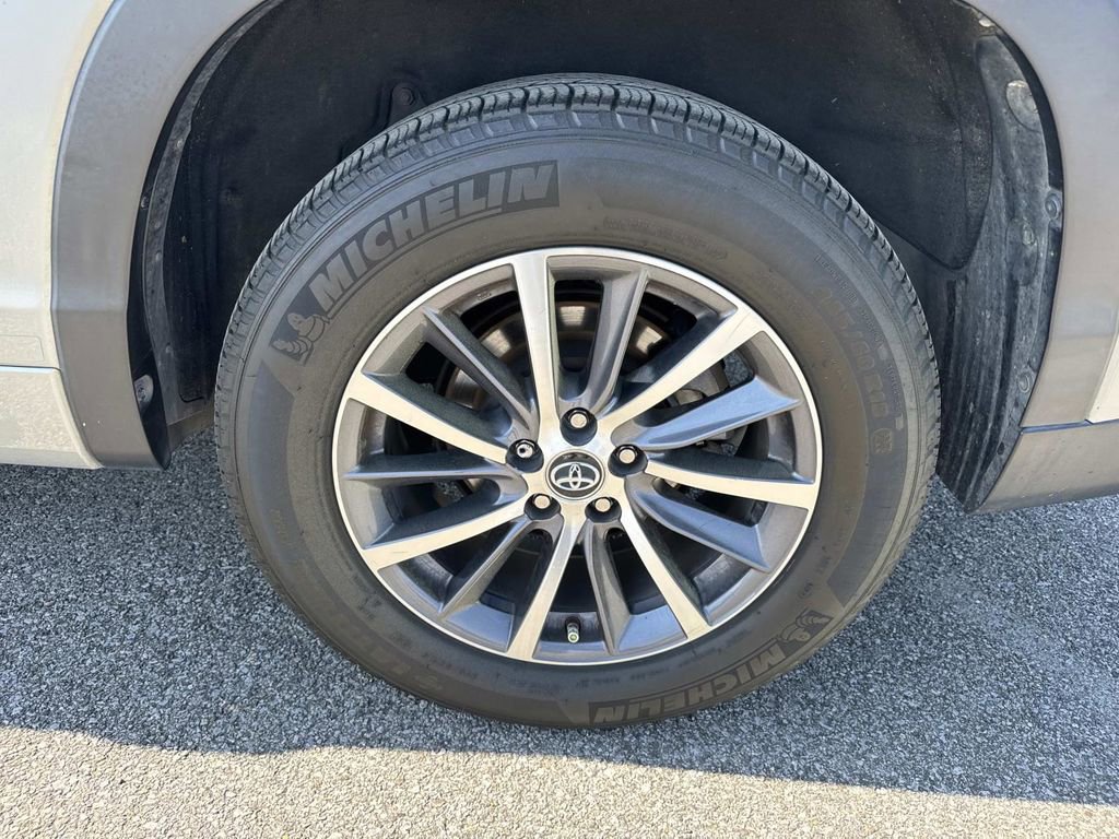 Used 2018 Toyota Highlander XLE image 10