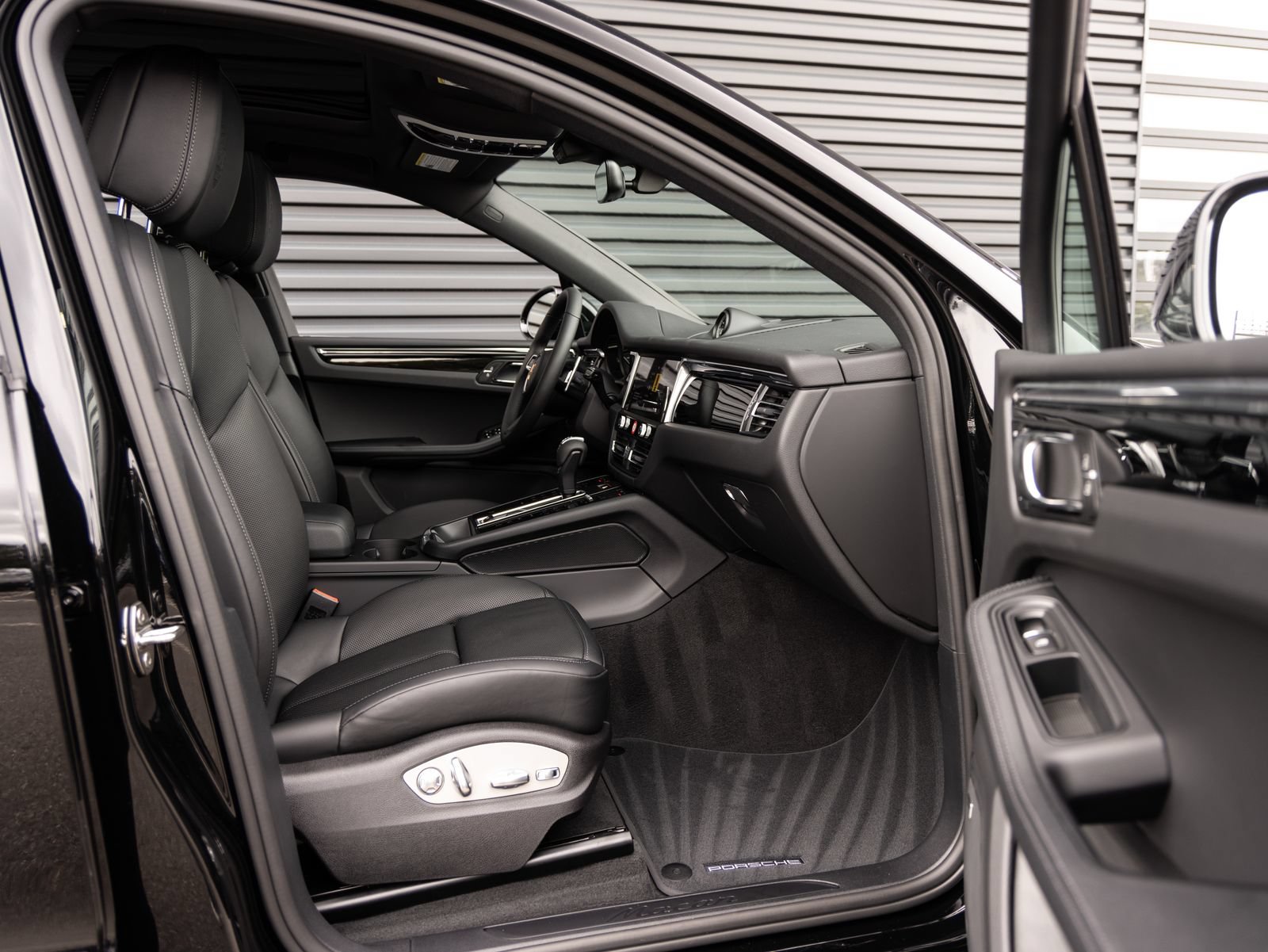 Certified 2026 Porsche Macan AWD/4WD image 33