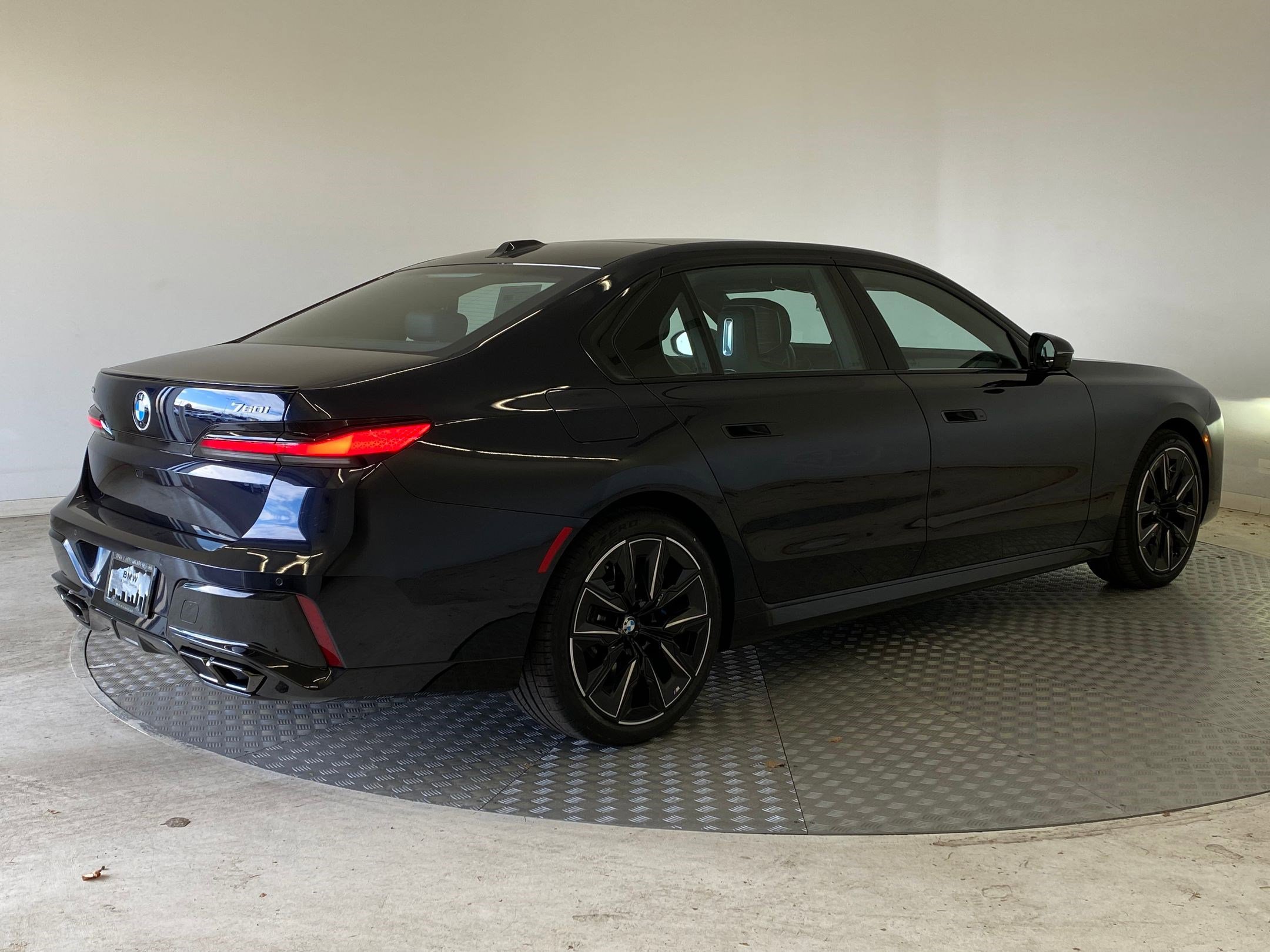 Used 2025 BMW 760i xDrive w/ Executive Package image 8