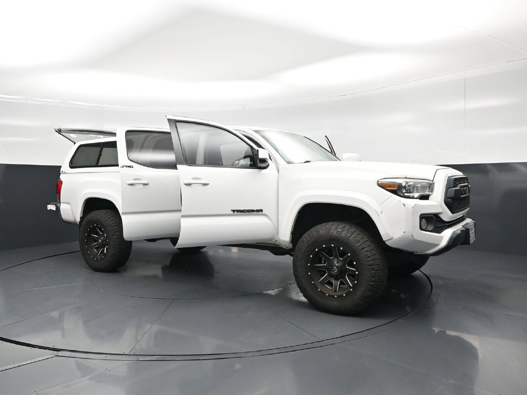 Used 2017 Toyota Tacoma SR5 w/ Tow Package AWD/4WD image 27