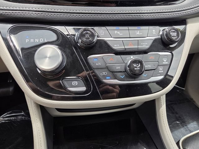 Used 2023 Chrysler Pacifica Limited FWD image 30