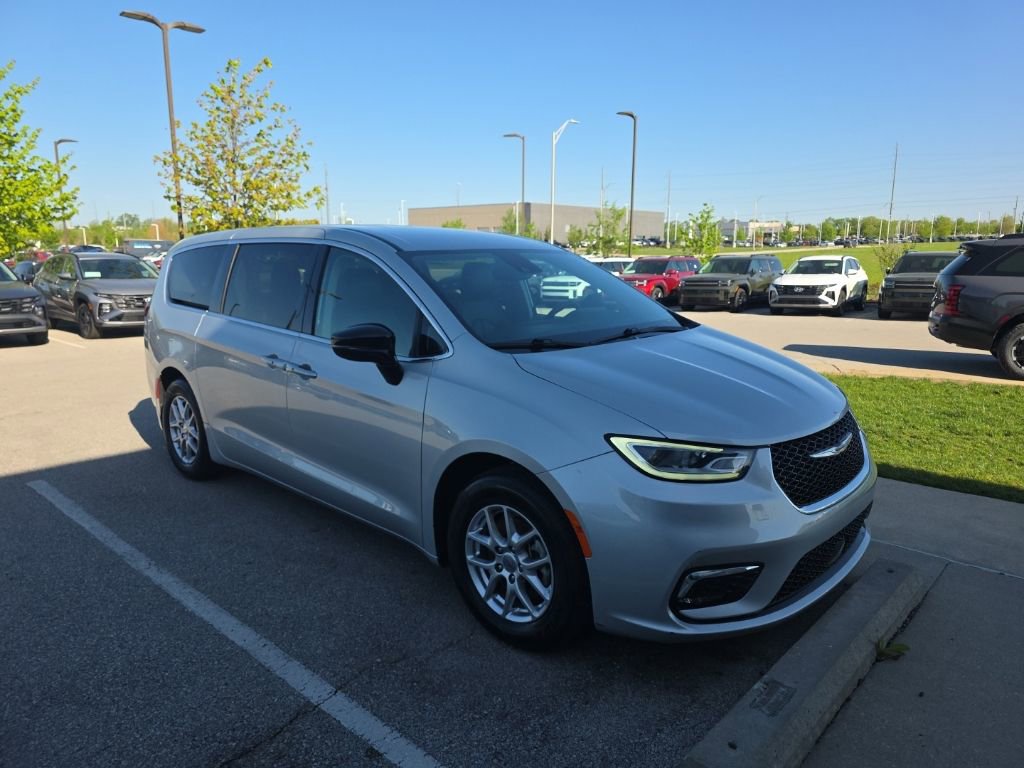 Used 2024 Chrysler Pacifica Touring-L FWD image 3