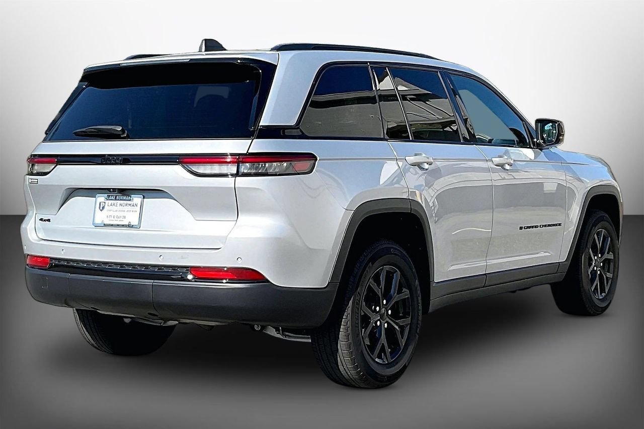 Certified 2025 Jeep Grand Cherokee Altitude AWD/4WD image 8