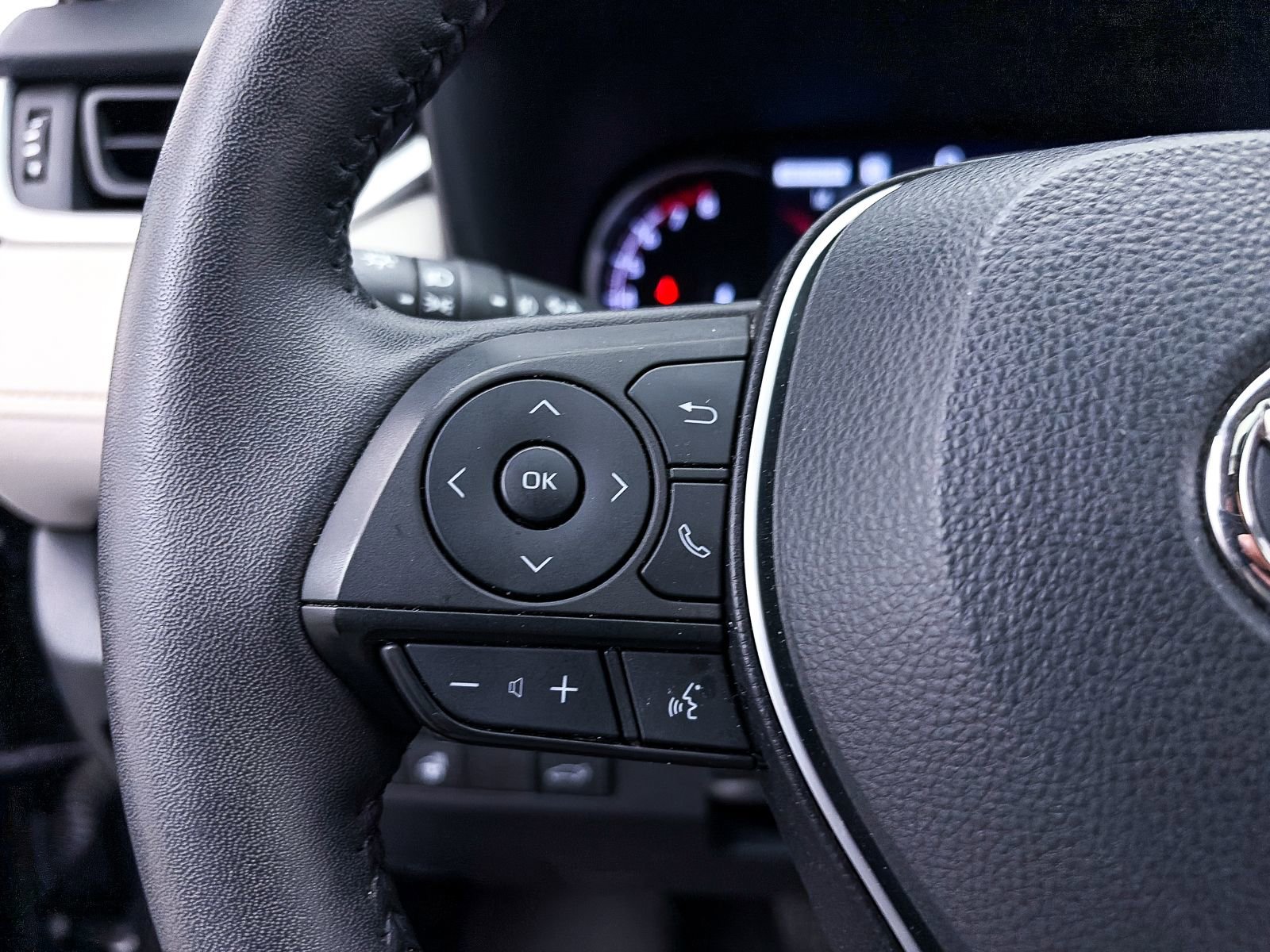 Used 2023 Toyota RAV4 XLE Premium image 33