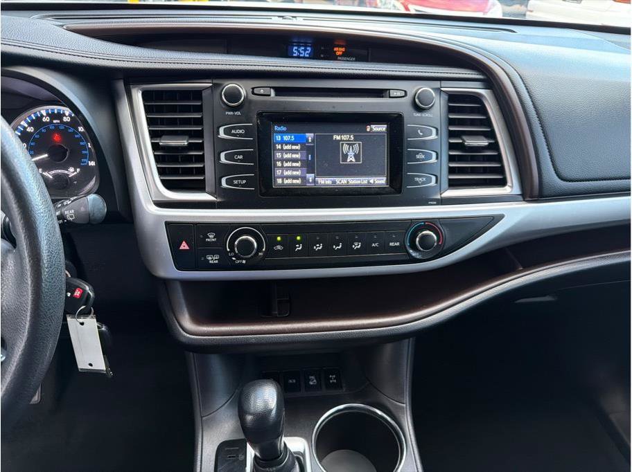 Used 2018 Toyota Highlander LE w/ Carpet Mat Package (TMS) AWD/4WD image 16