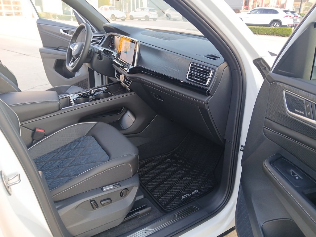 New 2026 Volkswagen Atlas Cross Sport SEL Premium R-Line AWD/4WD image 25