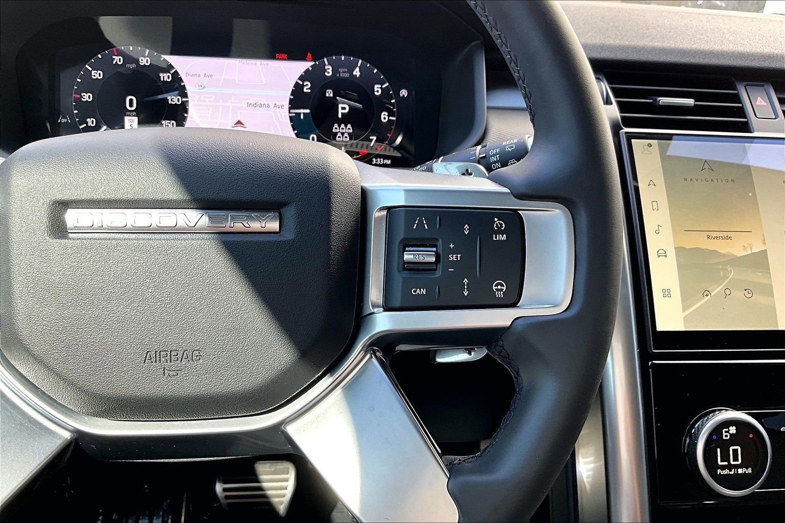 Used 2024 Land Rover Discovery Dynamic SE image 18