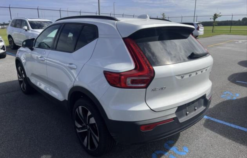 Certified 2025 Volvo XC40 B5 Ultra AWD/4WD image 12