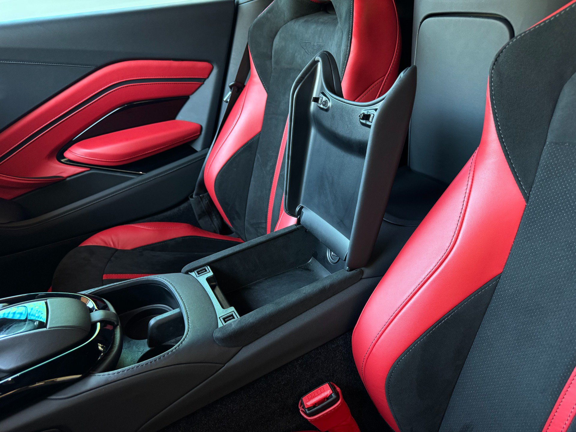 Used 2023 Aston Martin V8 Vantage Roadster RWD image 21