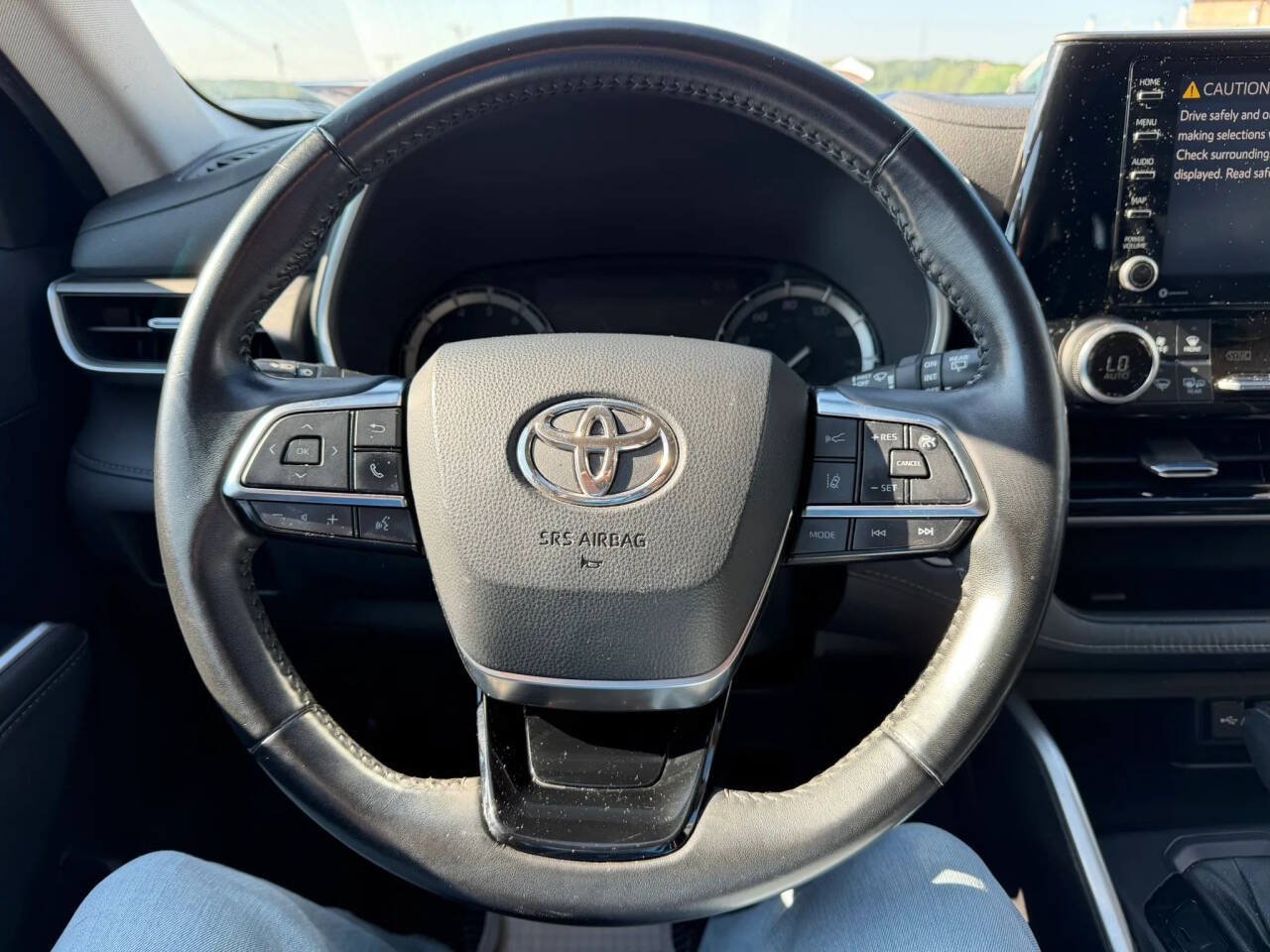 Used 2020 Toyota Highlander XLE AWD/4WD image 12