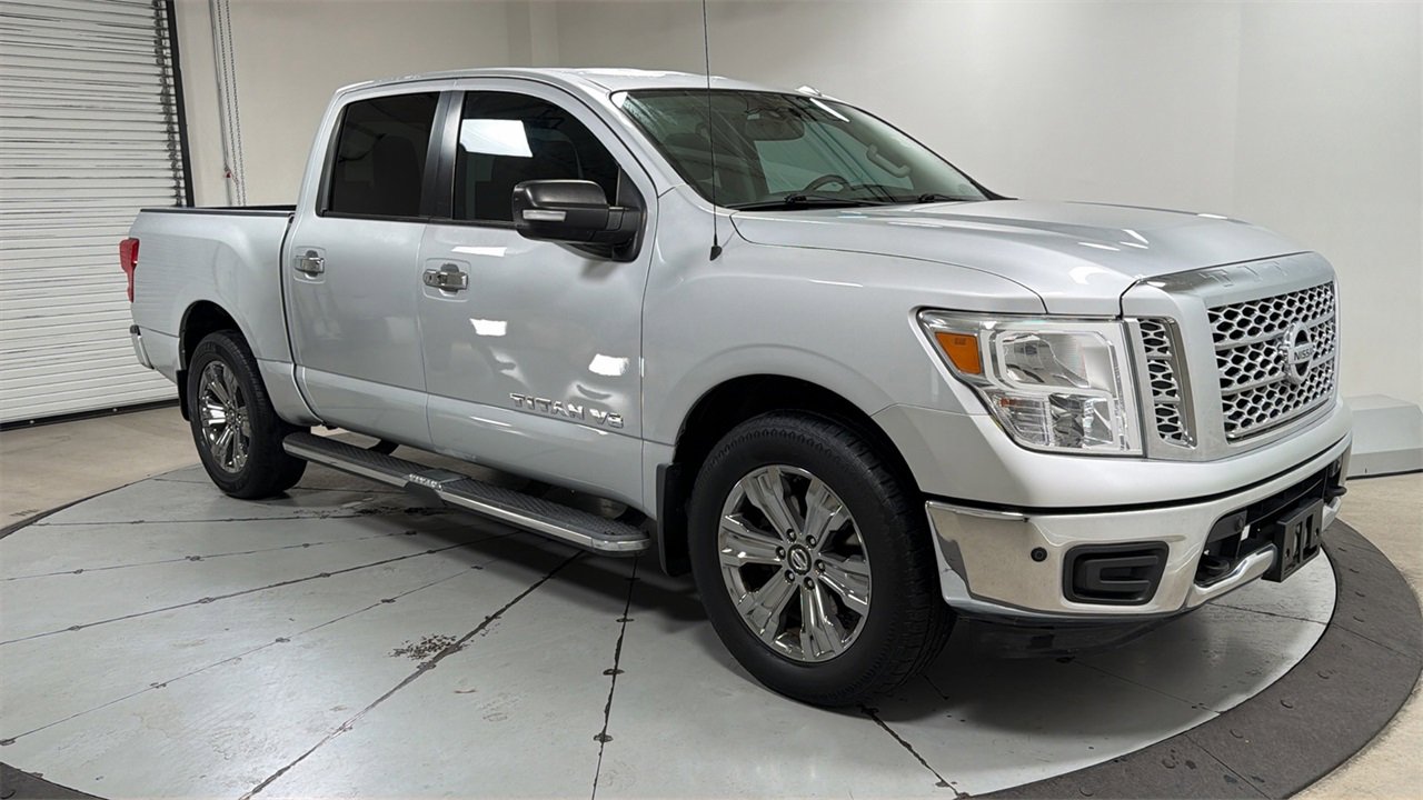 Used 2018 Nissan Titan SV w/ SV Convenience Package image 3