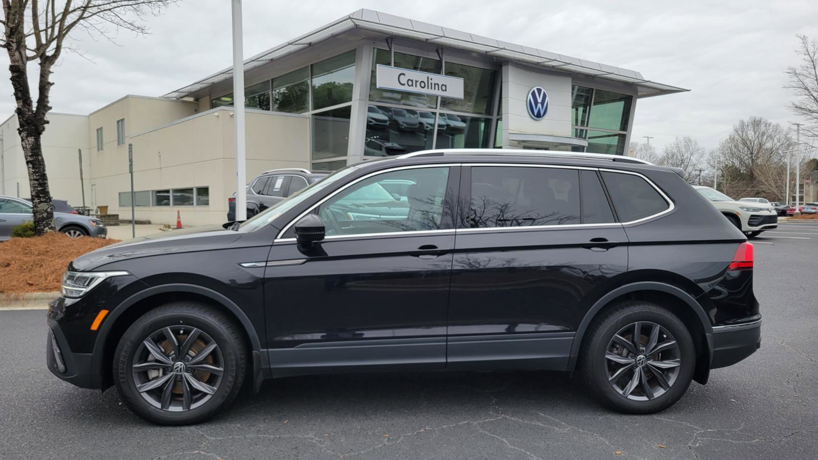 Certified 2023 Volkswagen Tiguan SE image 2