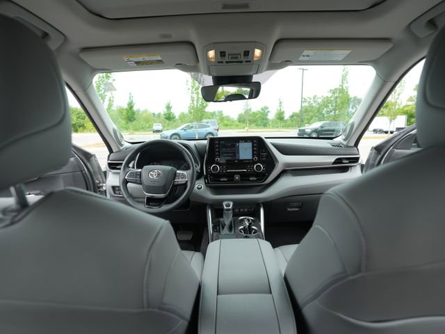 Used 2020 Toyota Highlander Limited FWD image 25