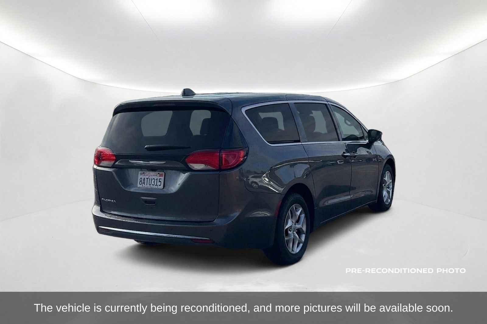 Used 2017 Chrysler Pacifica Touring Plus w/ Tire & Wheel Group FWD image 6