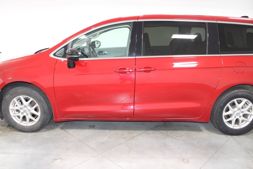 Used 2024 Chrysler Pacifica Touring-L FWD image 6
