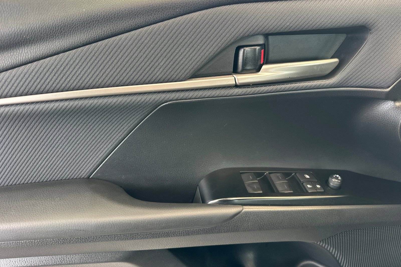 Used 2025 Toyota Camry SE image 11