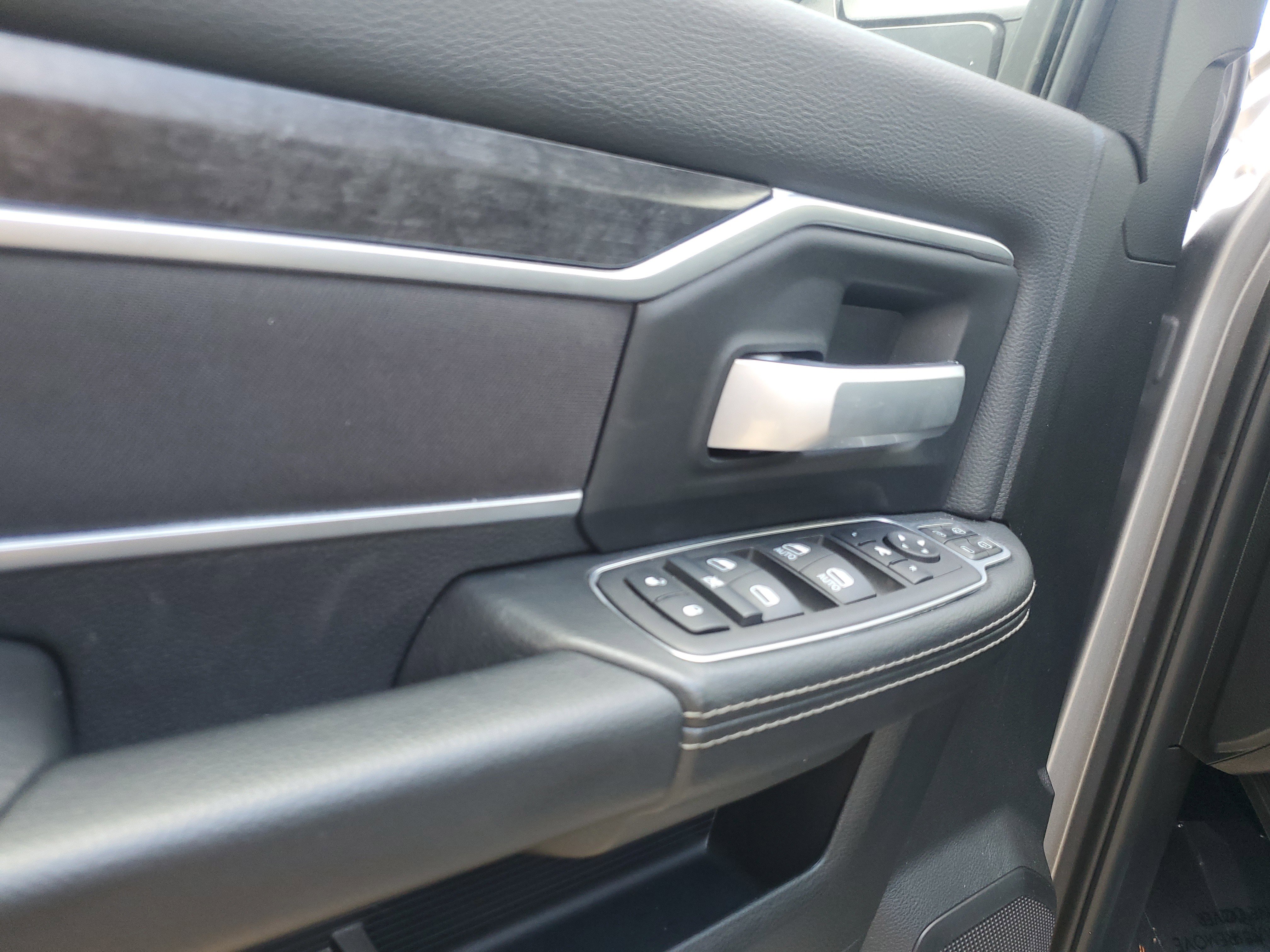 Used 2024 RAM 2500 Big Horn w/ Sport Appearance Package image 7