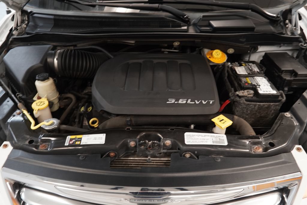 Used 2014 Chrysler Town & Country Touring-L FWD image 40
