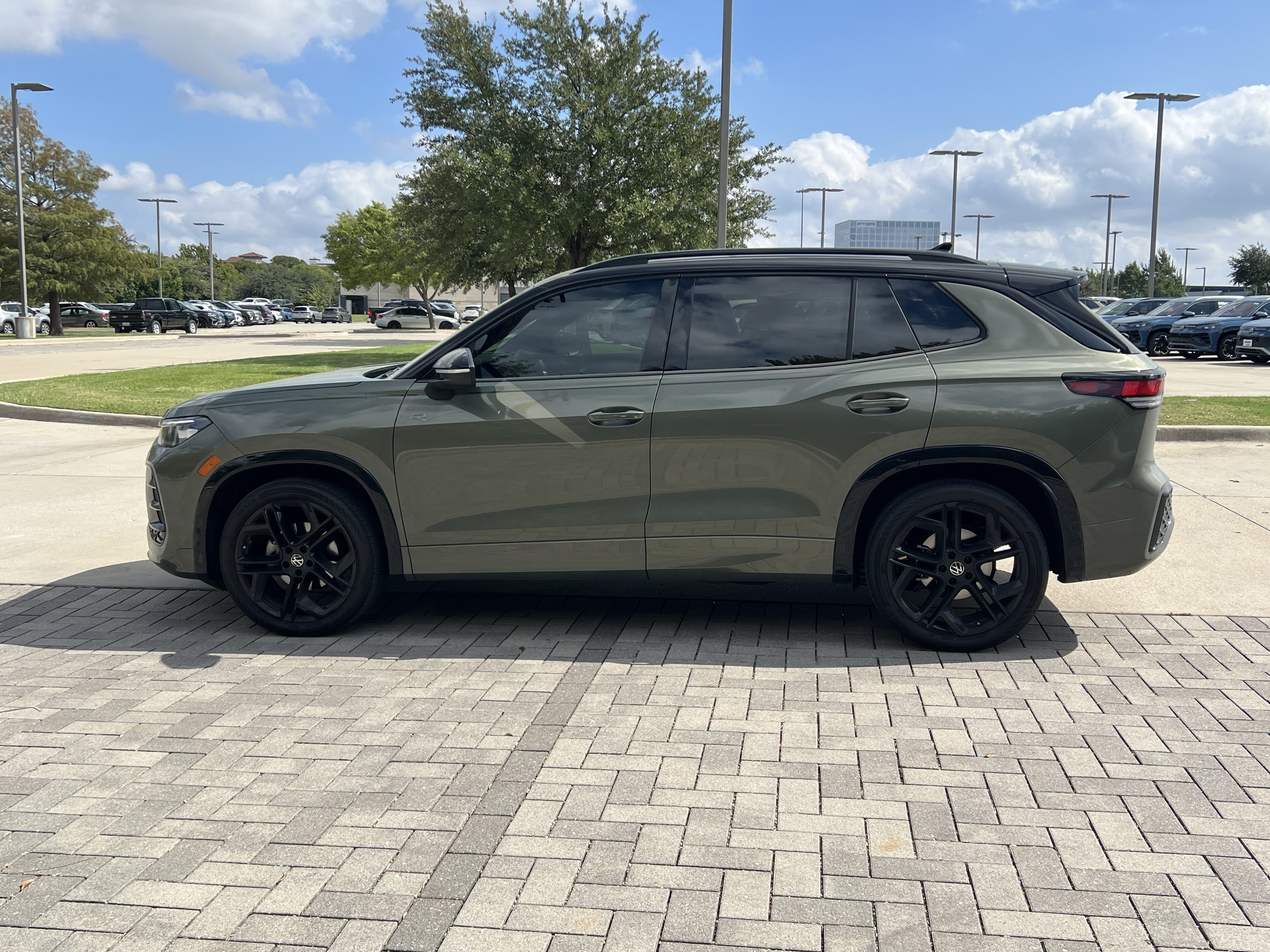 Certified 2026 Volkswagen Tiguan SE R-Line FWD image 6