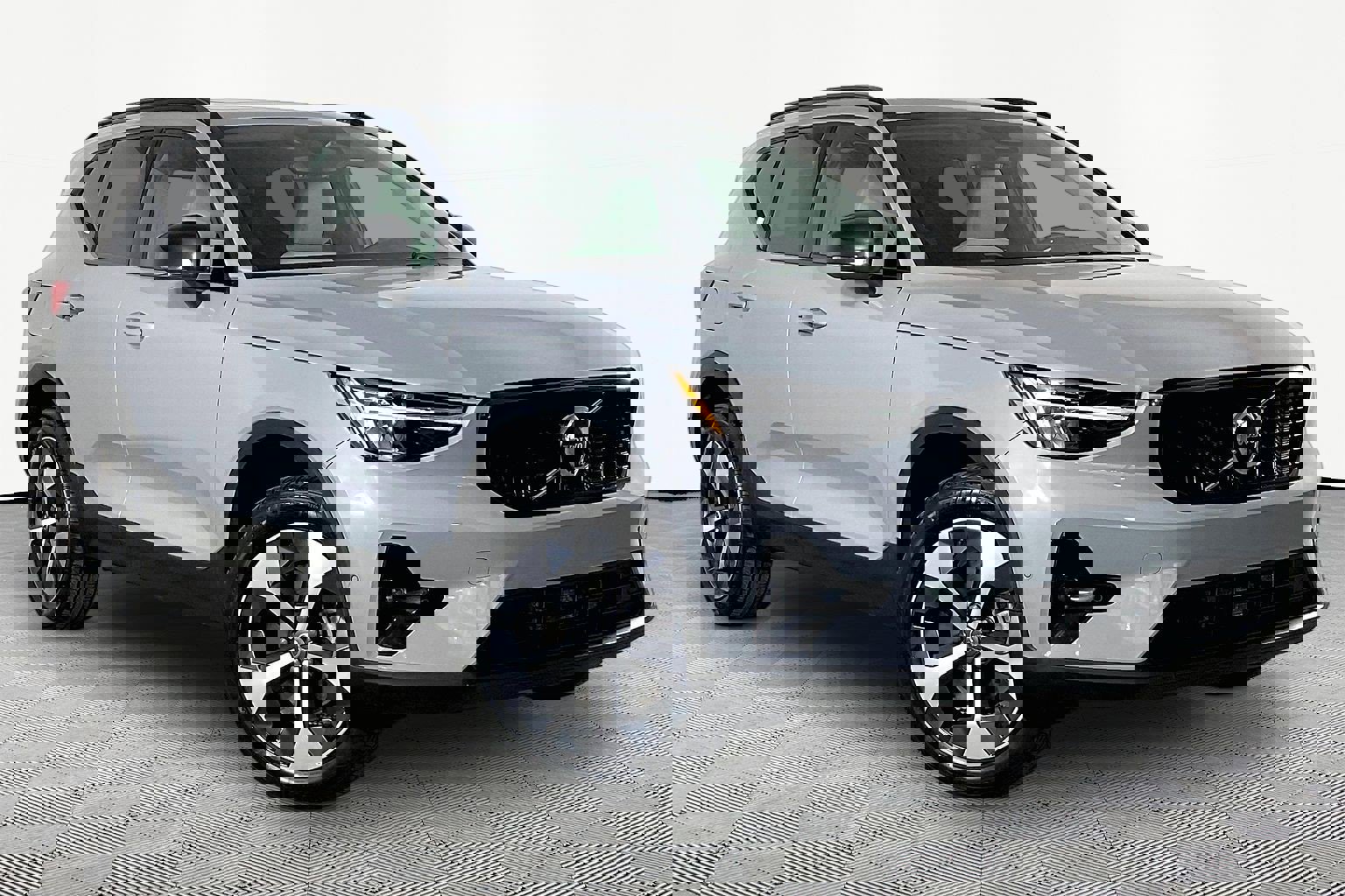 Used 2025 Volvo XC40 B5 Plus w/ Protection Package Premier AWD/4WD image 4