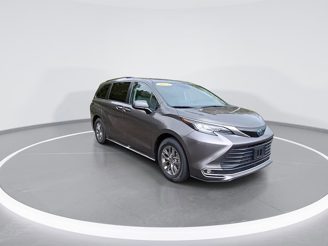 Used 2023 Toyota Sienna XLE image 2