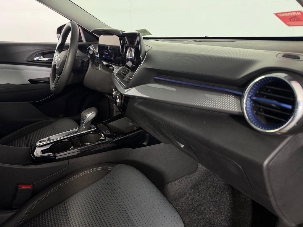 Used 2025 Chevrolet Trax LT image 28