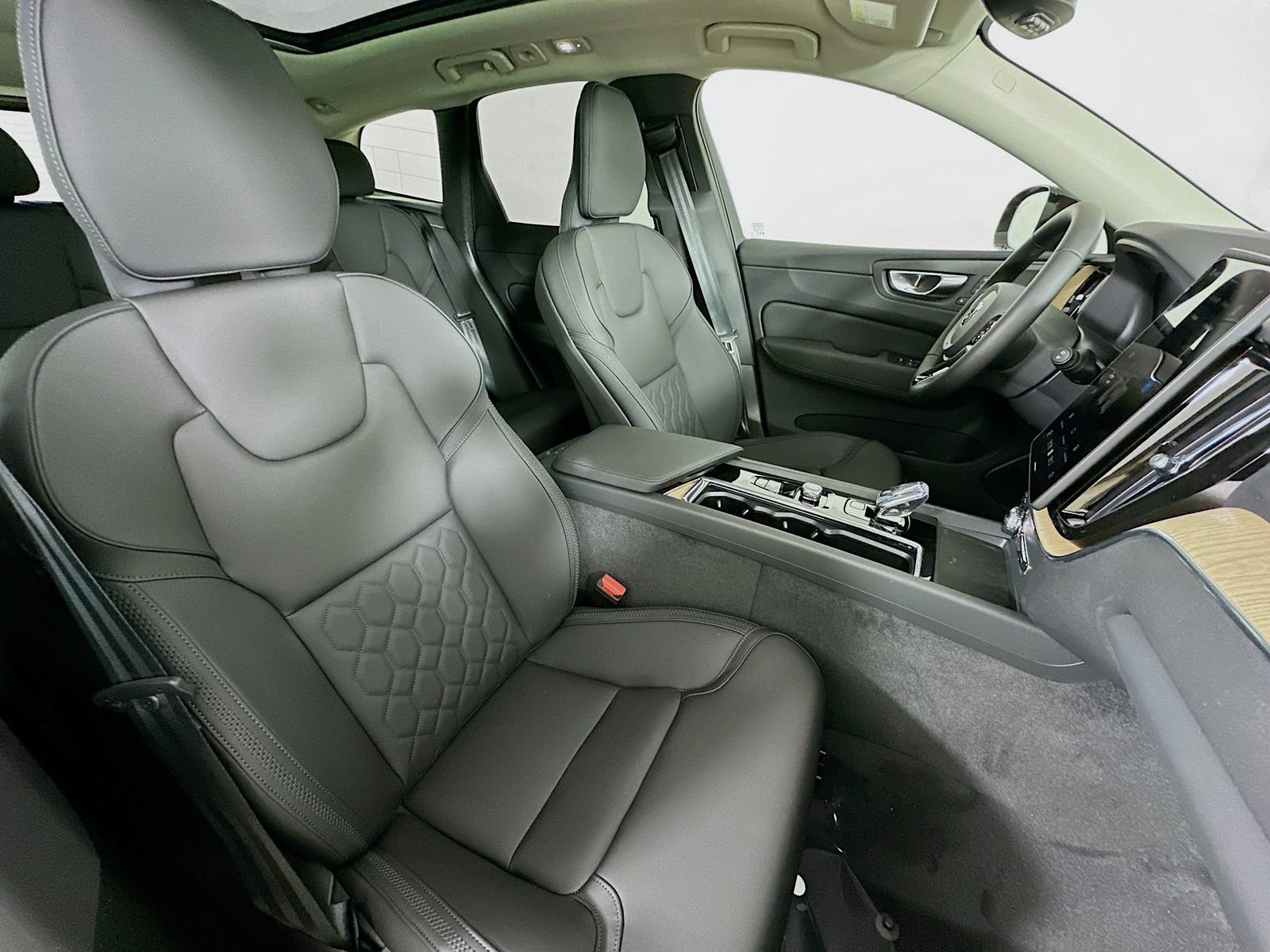 New 2026 Volvo XC60 B5 Plus w/ Protection Package Premier AWD/4WD image 46
